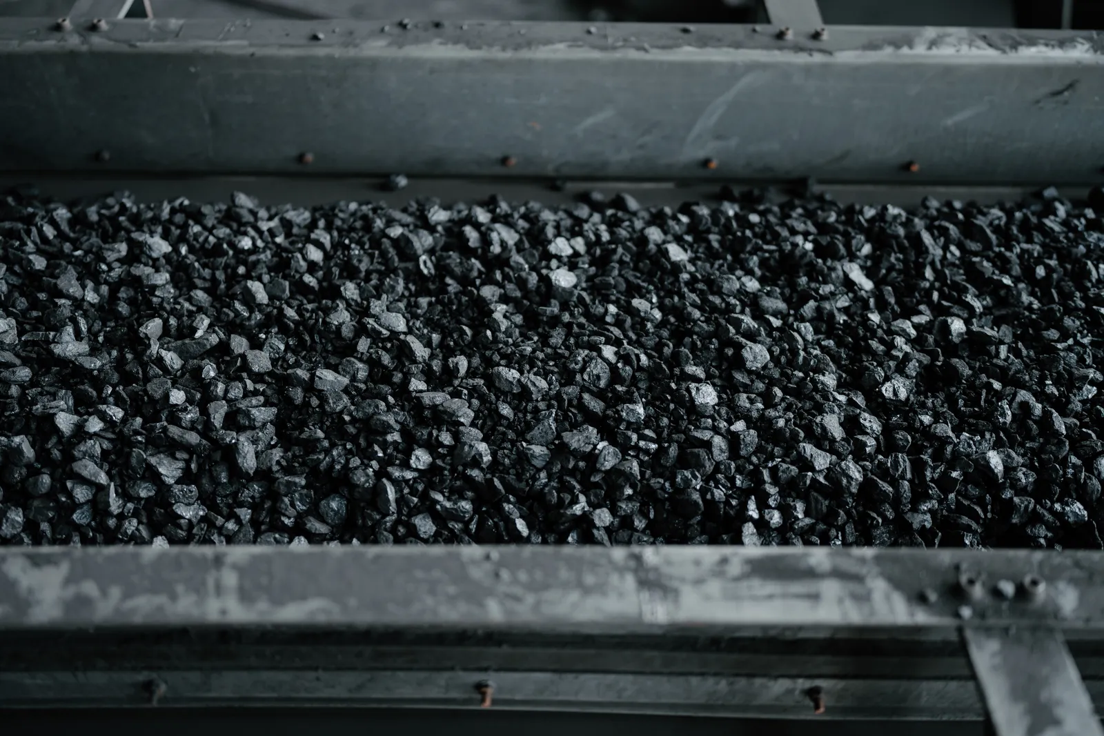 Reduced material moving along a conveyor belt